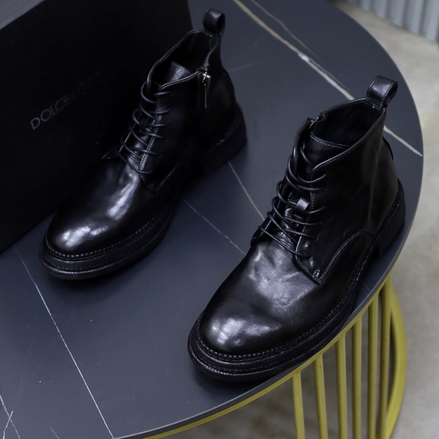 Ex-factory price: 1320💰DG men’s new horse leather work boots! Dongguan's top quality work boots are made of washed horsehide. The body is scratched and distressed. It is a work of hand-rubbing craftsmanship. The collar is wrapped in soft cow leather. It is simple and beautiful, fashionable and casual. It is equipped with a full cowhide lining and embossed logo feet. It is matched with a combination of genuine leather and zigzag rubber outsole. Look at the details of the leather material. If you pursue high quality, check it out! Extremely comfortable! Comes with original box and dust bag! Size: 38-39-40-41-42-43-44 standard leather shoe size